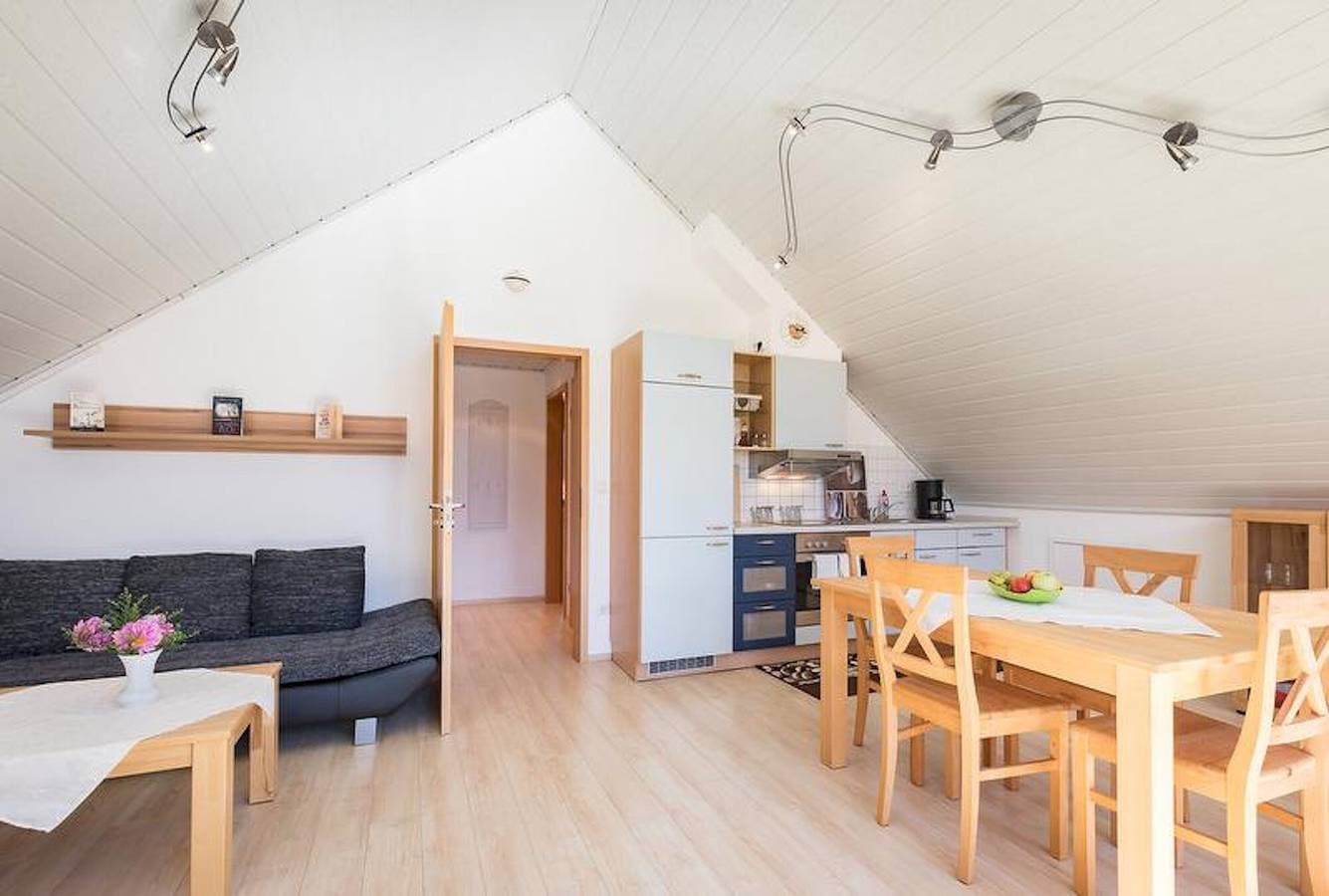 Foto 7 von 15: Lichtdurchflutete Dachgeschosswohnung "Lauser Dg" in ruhiger Gegend mit WLAN & Balkon