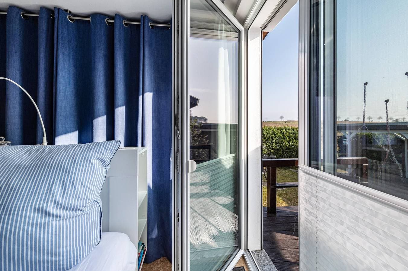 Foto 5 von 35: 'Ferienhaus Am See mit Boot', privater Terrasse, WLAN und Klimaanlage