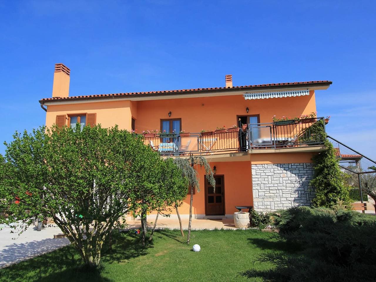 Wohnung in Fažana mit Garten und Terrasse 1