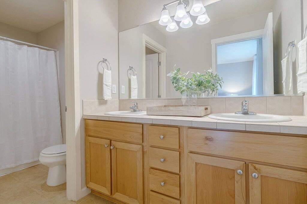 Foto 9 von 28: Stylish Entire Townhome w/ greenspace throughout!! Serene!
