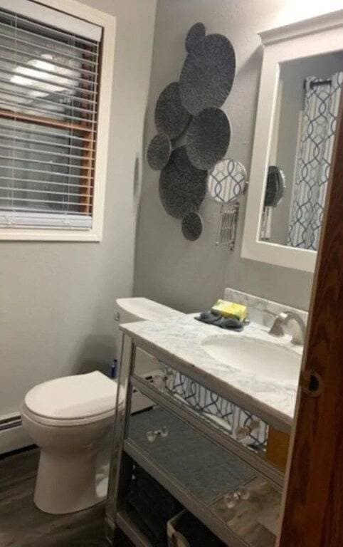 Foto 4 von 14: Full House on secluded road, 4 bed 2 bath, fully furnished basement w/bar + beds