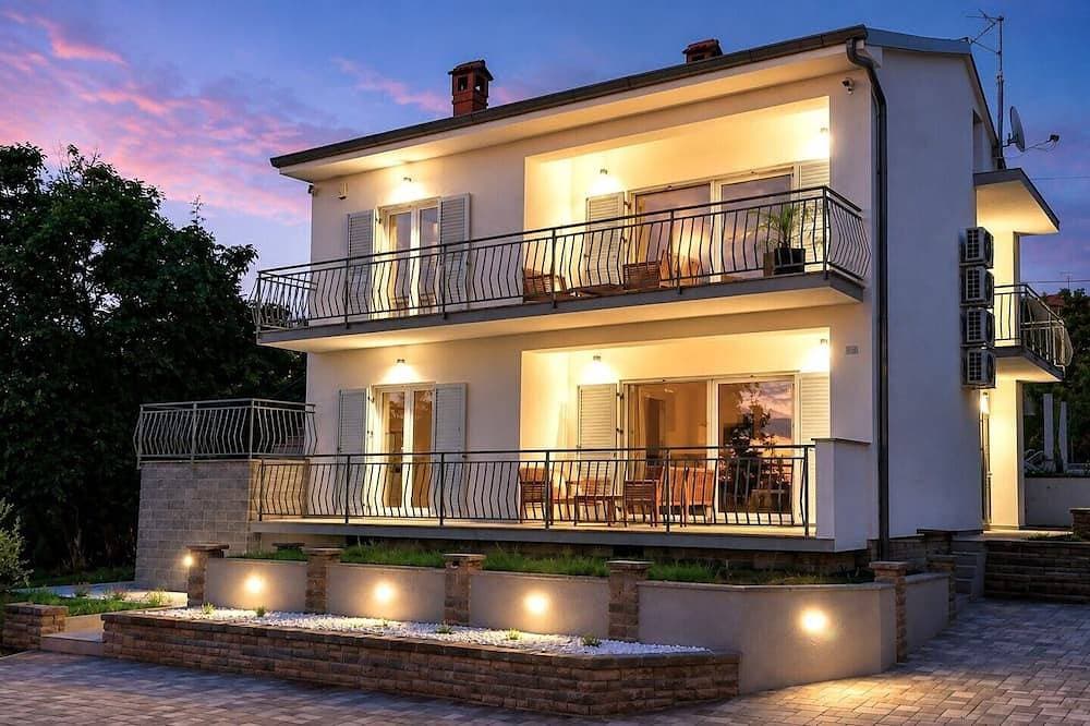 Villa Amoena with Pool and Sauna 1