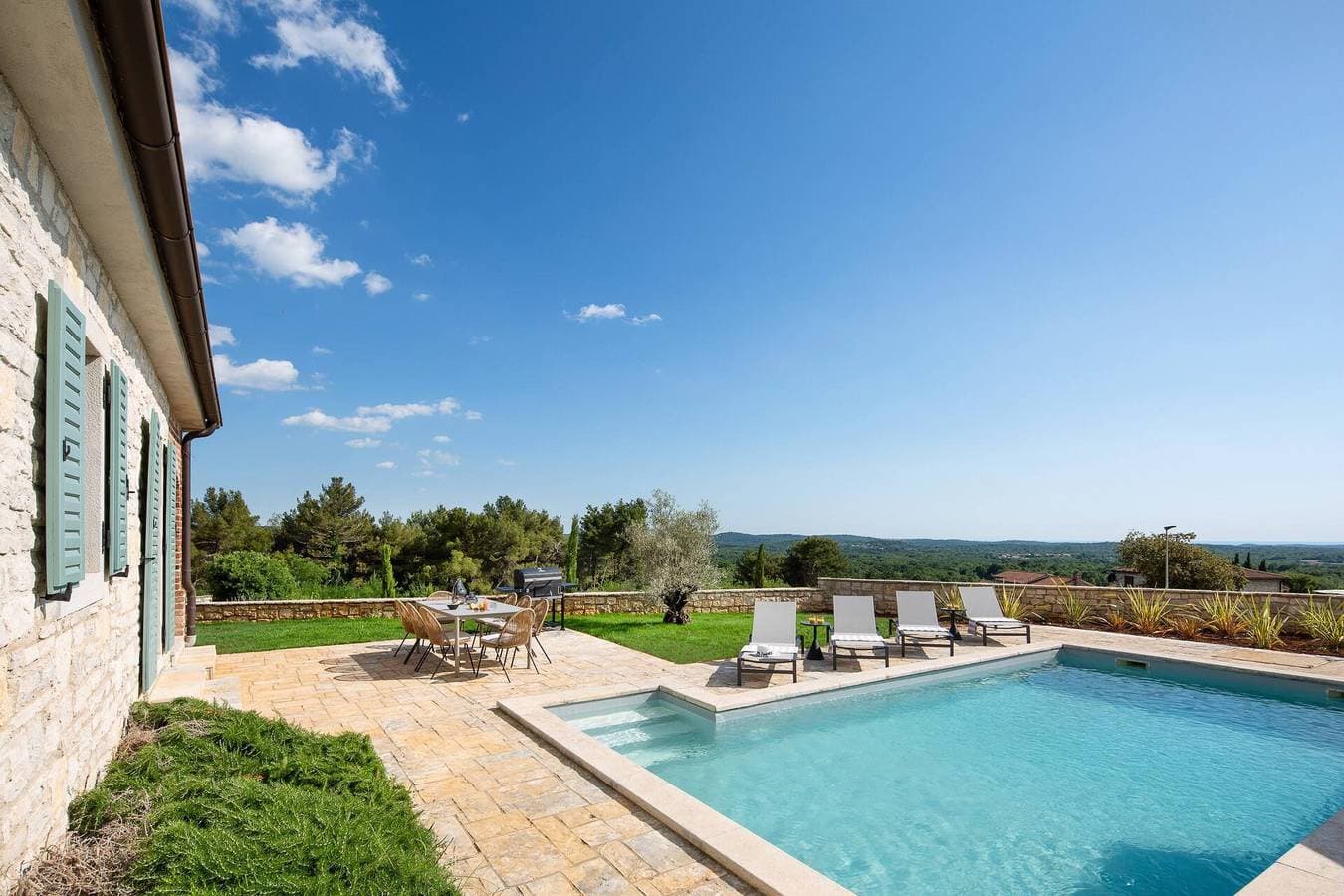 Foto 8 von 18: Rustikale Villa Reichardia mit Pool in Istrien, Panoramablick, haustierfreundlich, ruhige Lage, ideal für Familien, privater Parkplatz, Terrasse, gepflegter Garten