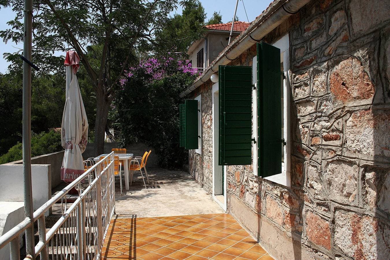 Foto 8 von 19: 2-Zimmer-Ferienwohnung am Strand Basina, Hvar A-4599-f