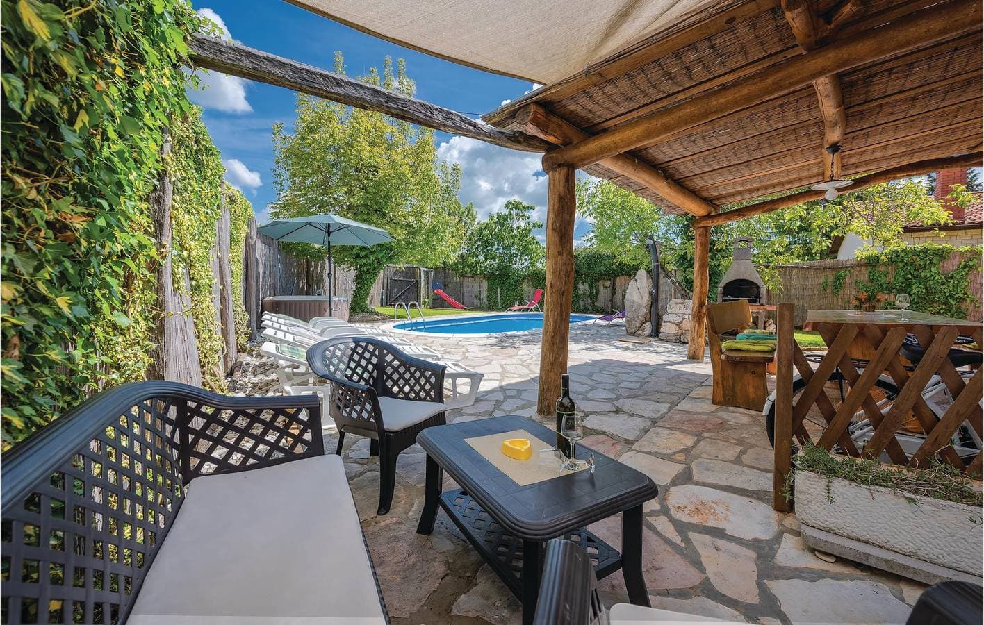 Foto 6 von 53: Geräumige Ferienwohnung mit Pool und Terrasse in der Nähe des Restaurants „Pazin Zapad“