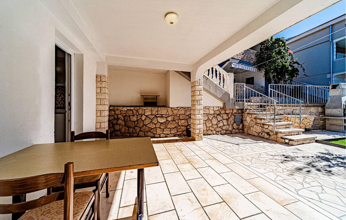 Foto 3 von 19: Gemütliche Ferienwohnung mit Terrasse, WLAN und Parkplatz in der Nähe des Strandes Tri Žala