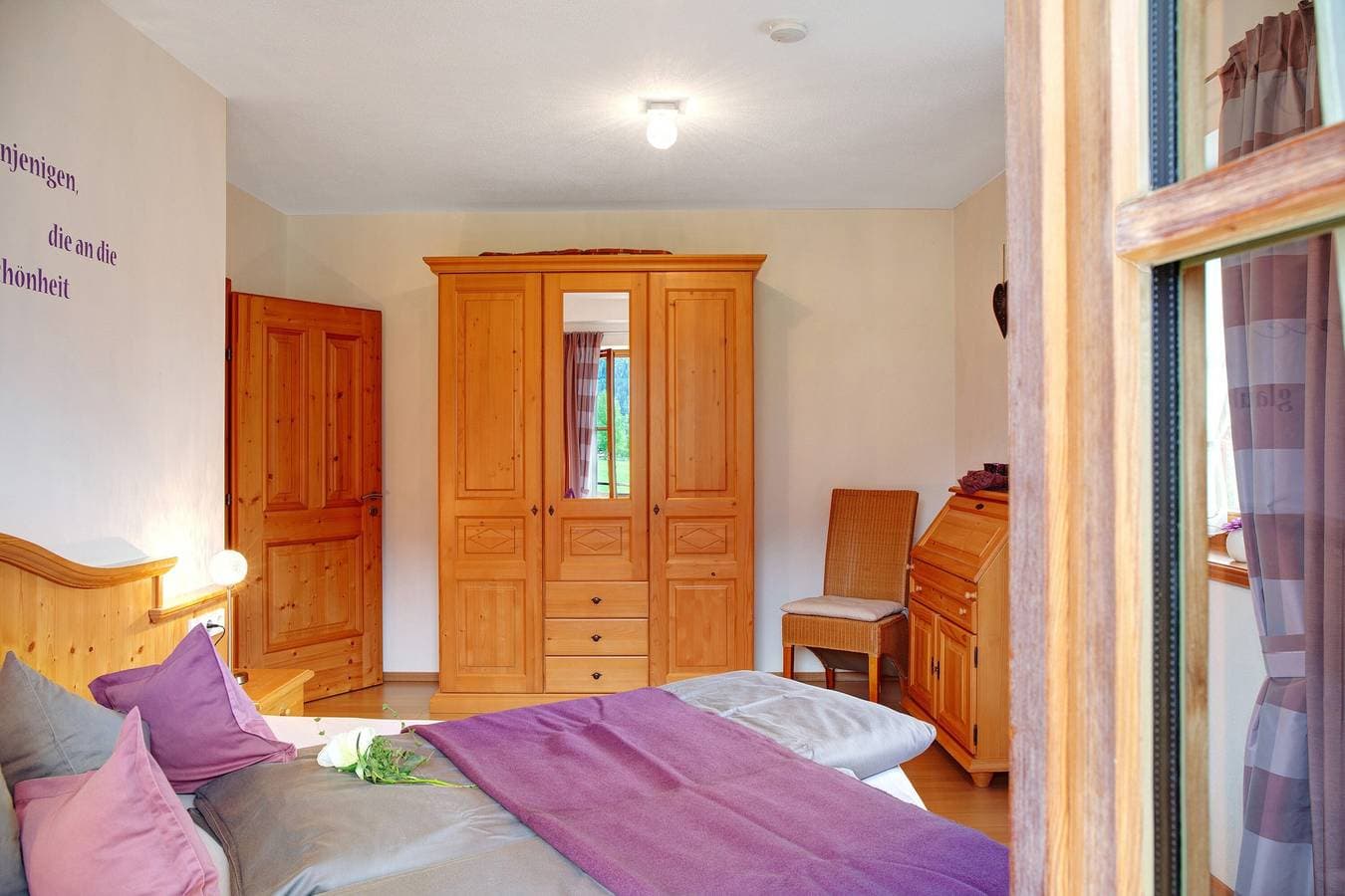 Foto 11 von 24: Ferienwohnung 'Landhaus Bergkulisse' mit Bergblick, Gemeinschaftsterrasse und WLAN