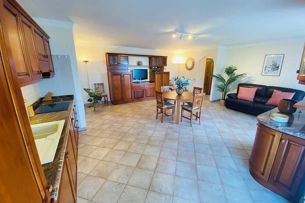 Foto 11 von 18: Ocean views in an oasis of lush vegetation. Jacuzzi and peace and quiet