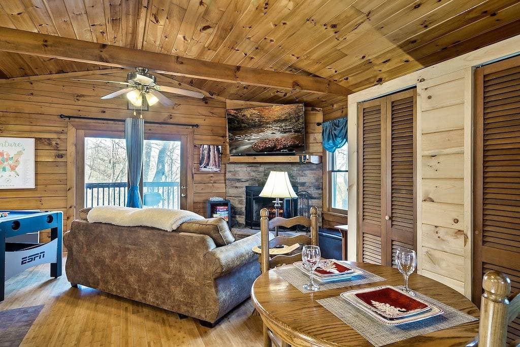 Foto 8 von 49: Private Romantic Cabin with Hot Tub, King Bed and Fireplace