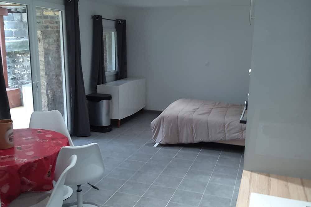 Foto 2 von 13: 30 m2 furnished apartment near shops and metro