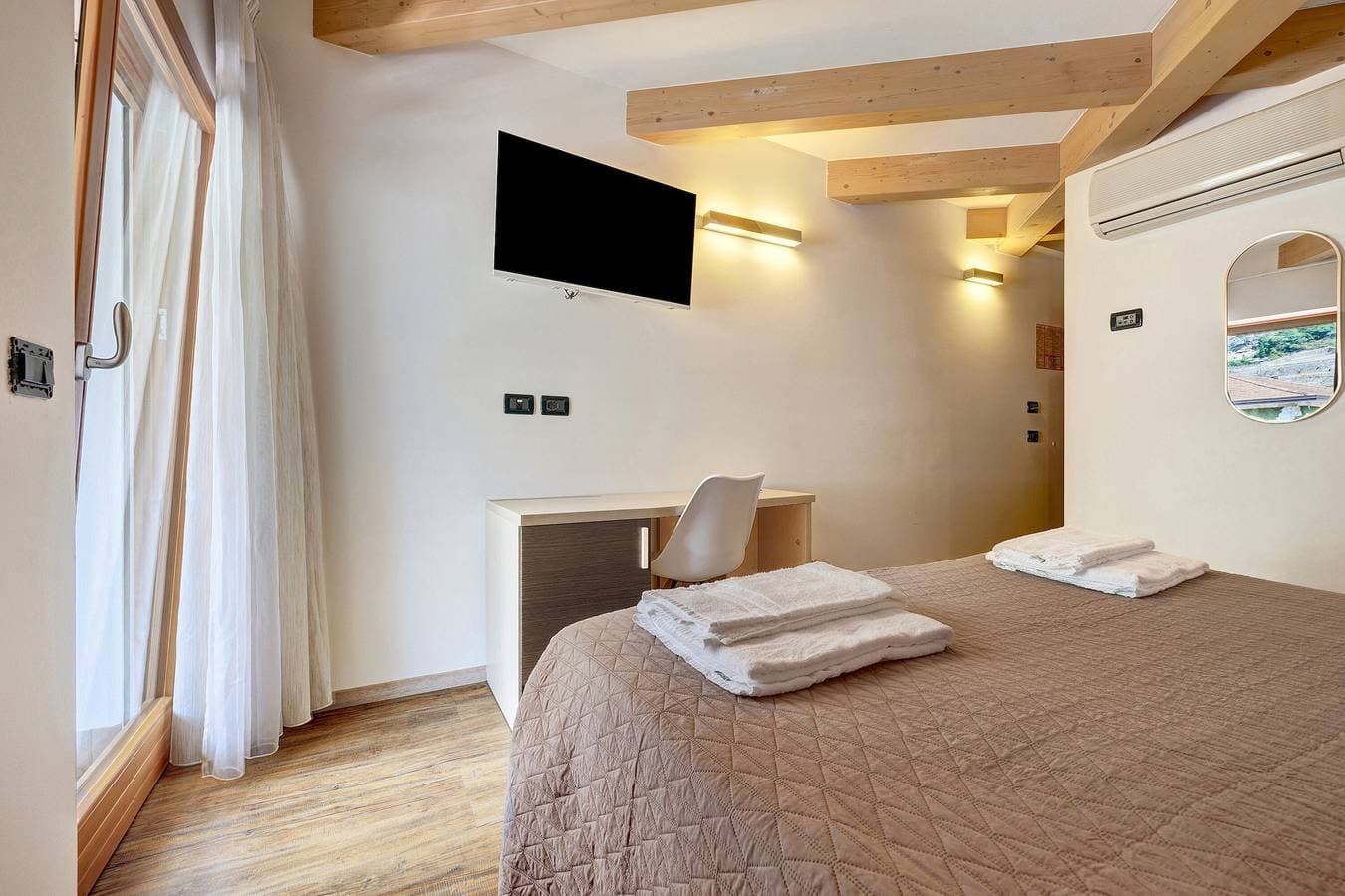 Foto 10 von 20: Doppelzimmer 102 mit Bergblick, WLAN und Klimaanlage