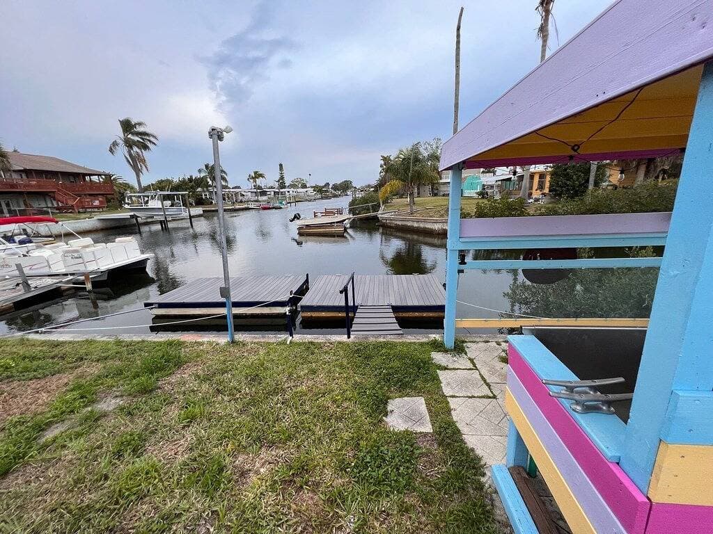 Foto 4 von 16: Waterfront Cottage with a dock