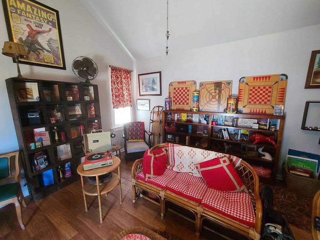Retro Guesthouse : Boat & Rv Parking, Great central location. 1