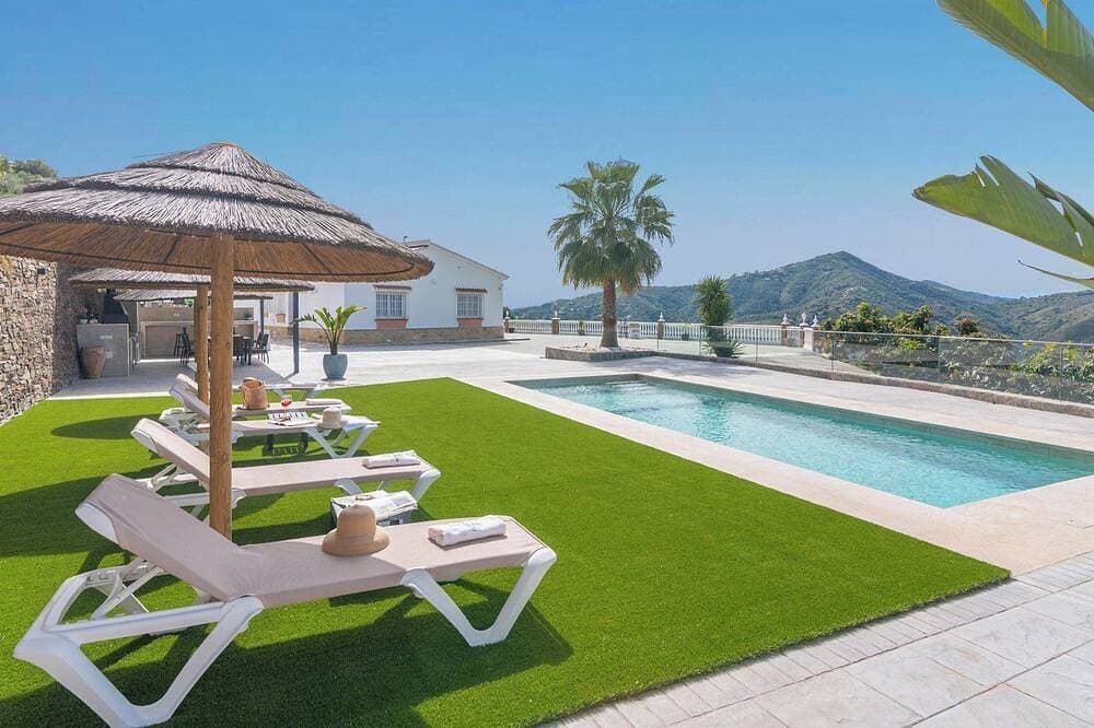 Villa Charo Sayalonga 1