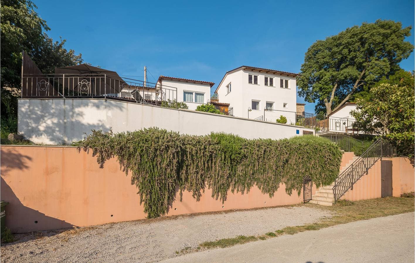 Foto 2 von 52: Charmante 200 m² große Wohnung mit Pool und Terrasse, 2,5 km vom Fluss entfernt