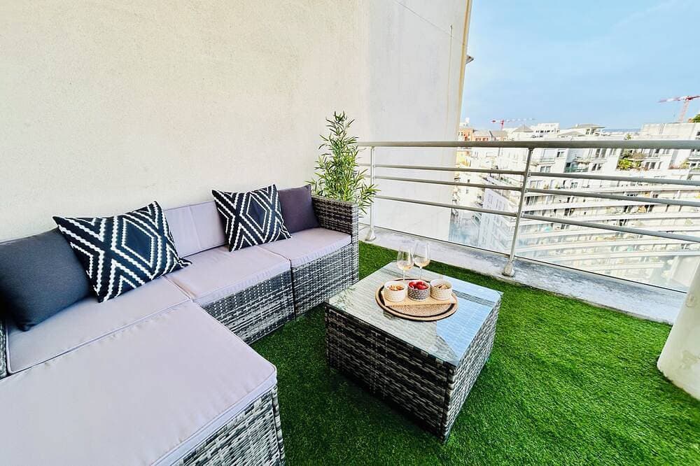 Modern and cosy apartment with a beautiful terrace and parking, Paris La Défense 1