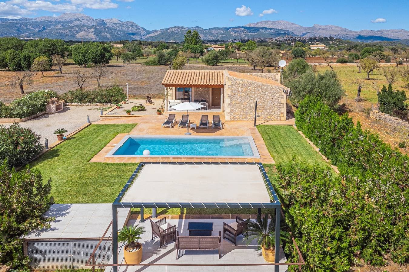 Foto 2 von 25: Ferienhaus "El Rafal de Son Alberti" mit Bergblick, Klimaanlage und Pool