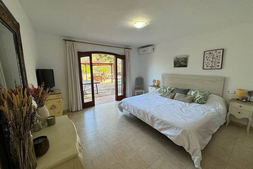 Foto 2 von 30: Ferienhaus 'Villa Port Des Canonge' mit Bergblick, WLAN und Klimaanlage