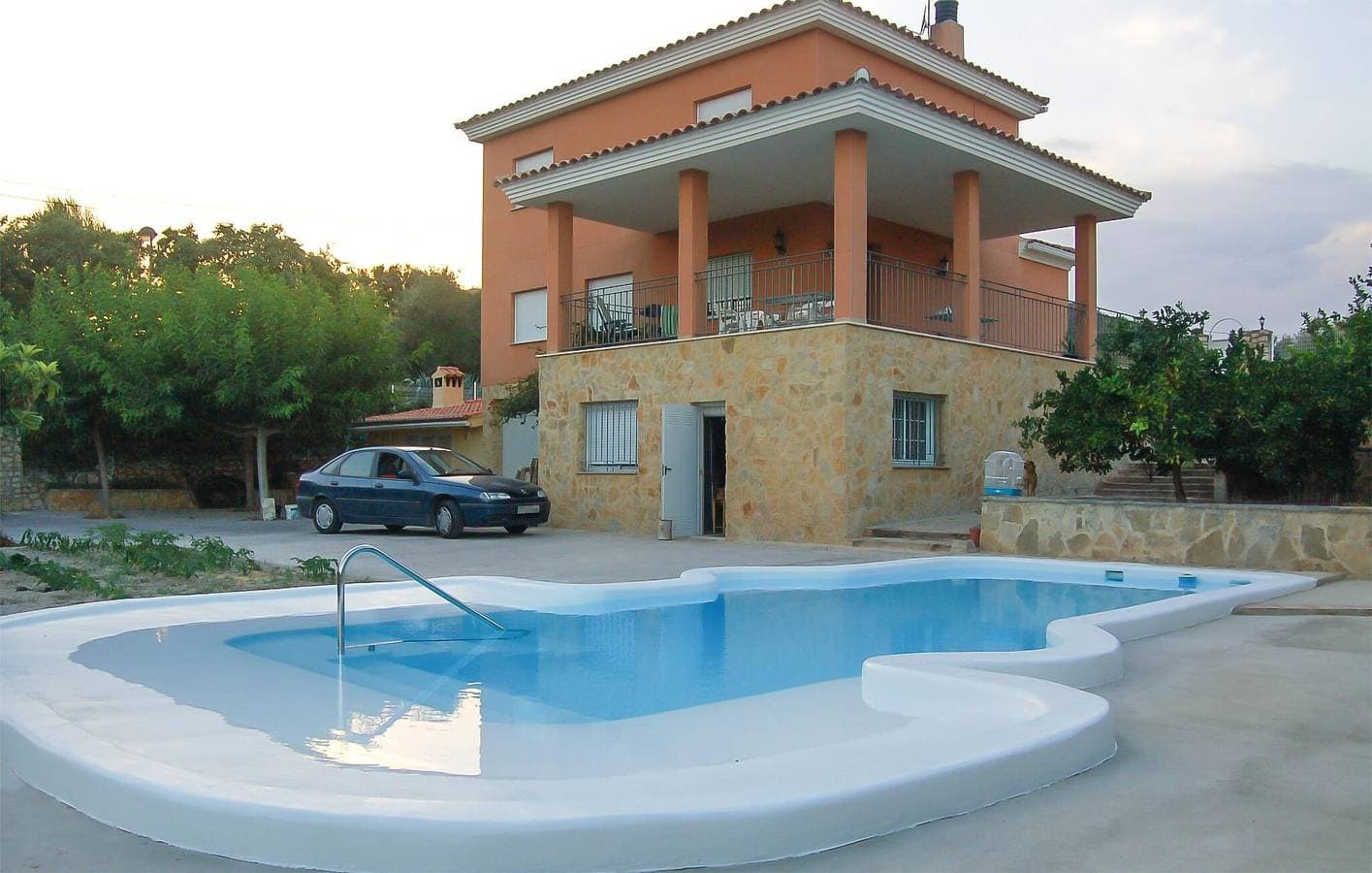Foto 2 von 13: Xàtiva Poolside Retreat - AC, Parkplatz, Terrasse