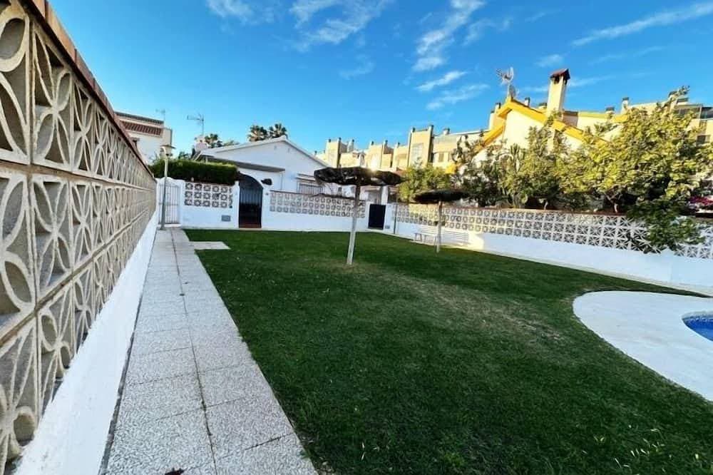 Foto 3 von 30: 3-Bedroom Villa with Garden, BBQ and Pool, 350 m from the Beach