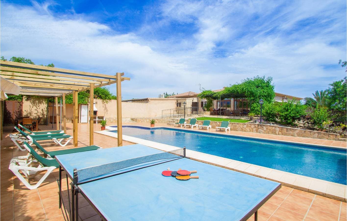 Foto 2 von 34: 200 sqft Apt | Pool, Küche, Kamin | 2.5km nach Es Garrovers