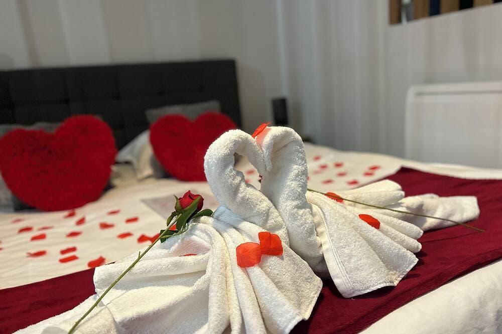 Foto 3 von 12: Romantic loft with private Jacuzzi