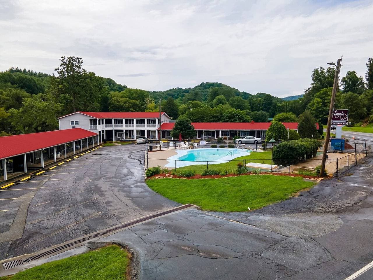 Foto 7 von 40: Queensize-Bett mit Einzelbett | Bryson City