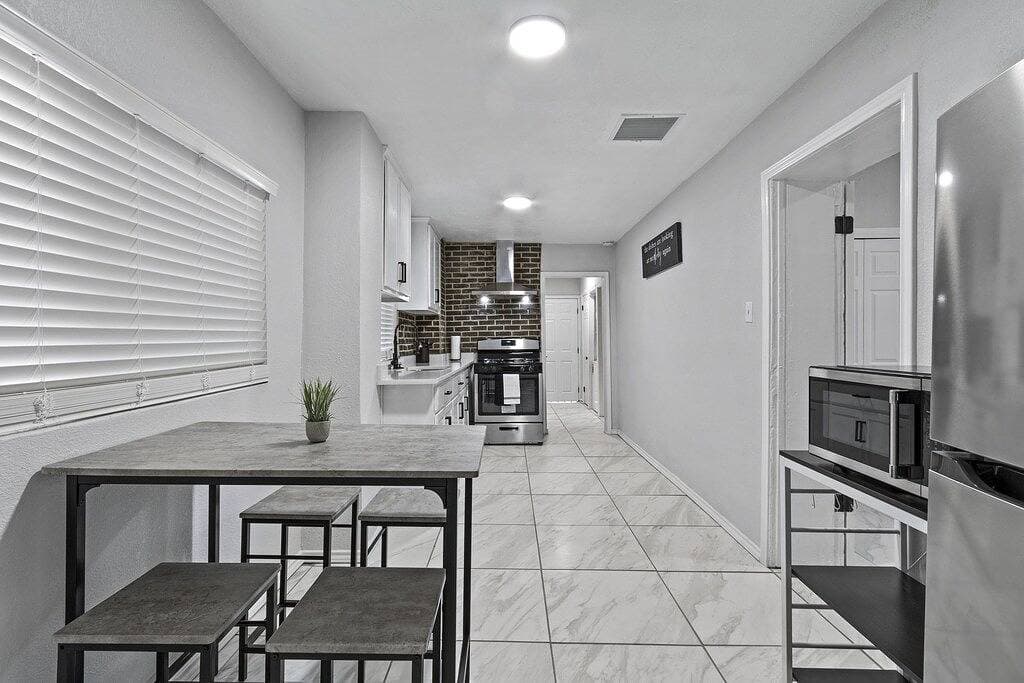 Welcoming modern home in Central El Paso 1