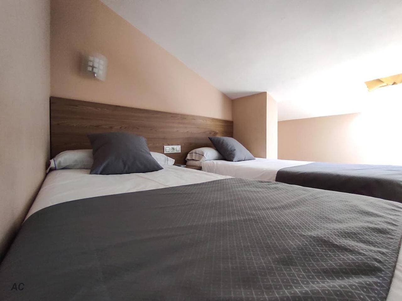 Foto 10 von 10: Small Twin Room with Fan