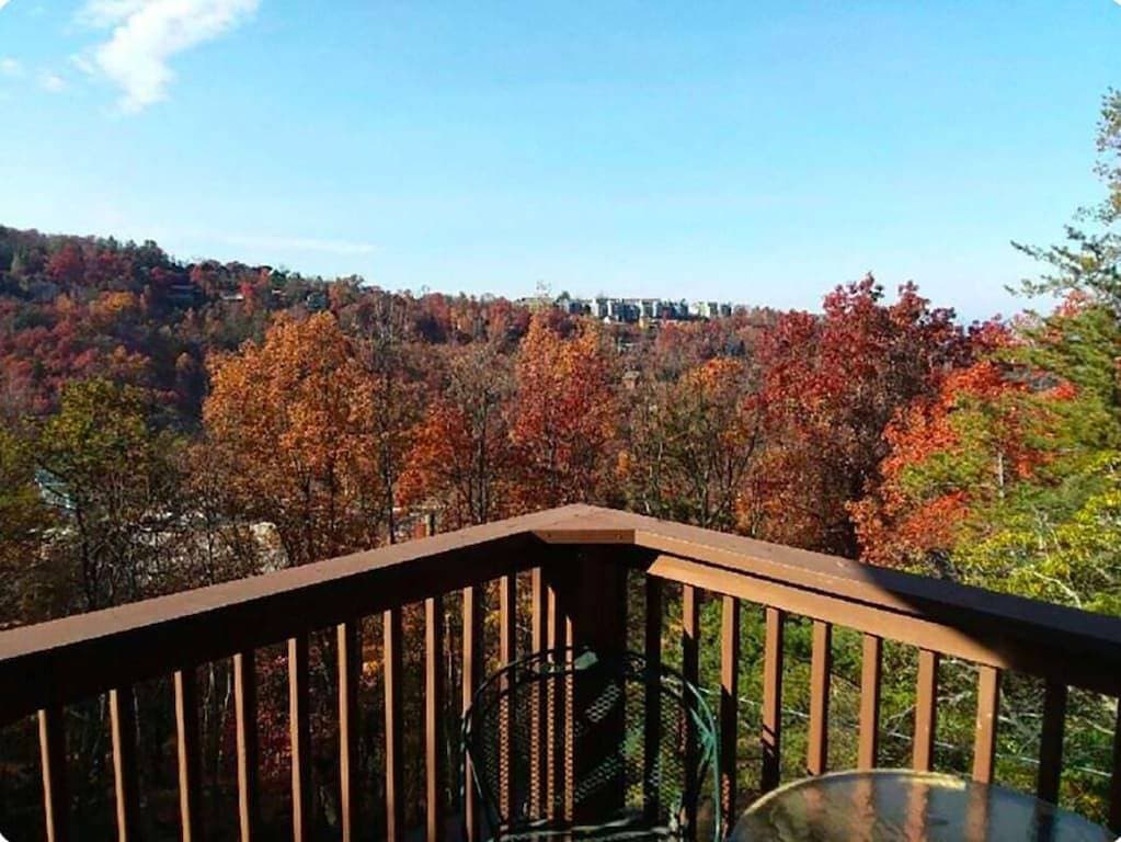 Foto 9 von 37: ❤️Romantic ✔ Hot Tub ★ Blick über Gatlinburg ✔ WIFI ★ KingBed
