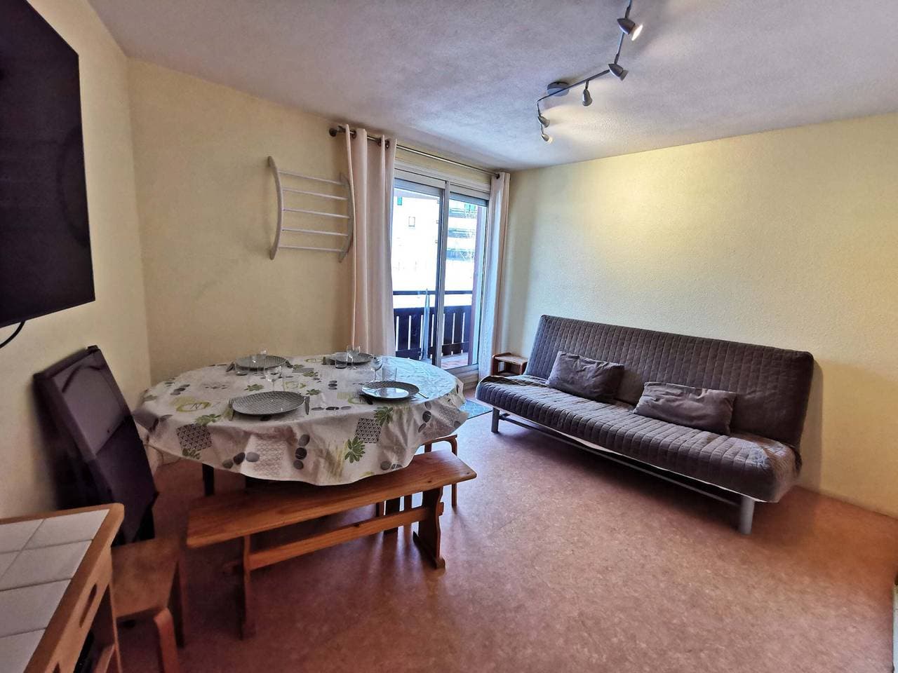 Foto 3 von 17: 2 Zimmer, direkt an der Piste, nahe Geschäfte mit Balkon. Platz für 6 Pers, keine Haustiere