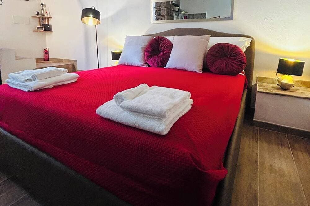 Foto 4 von 24: Charming Spa Suite with Heated Stone Tub & Chromotherapy near Lake Bracciano