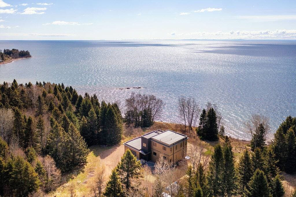 Foto 4 von 27: Wasserfront 2 Schlafzimmer, 1 Bad, Feuerstelle & Dachterrasse mit Panoramablick auf den Lake Superior