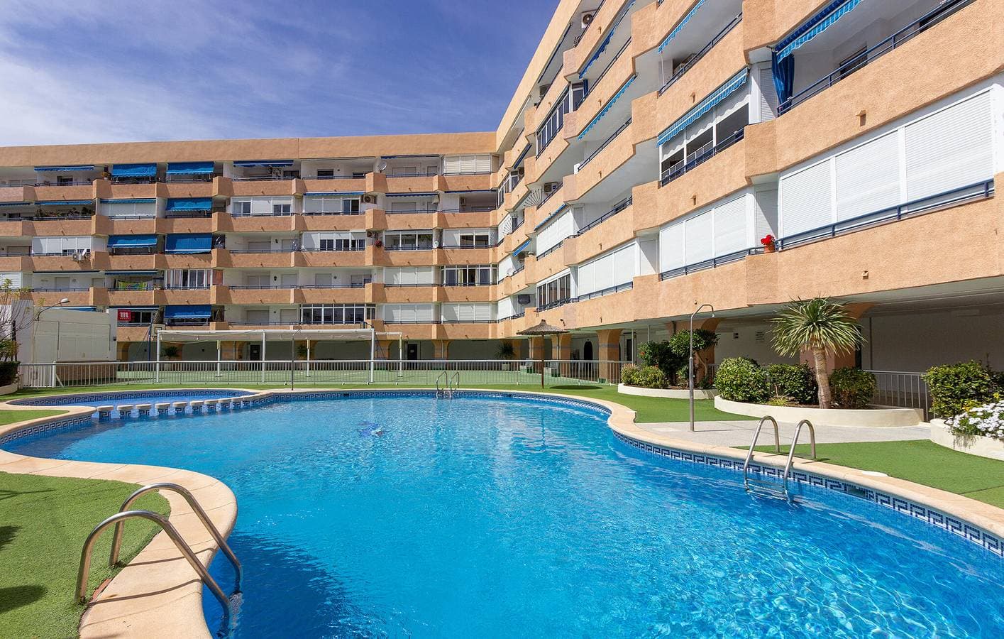 Foto 13 von 24: Poolterrasse mit Parkplatz, AC und Strand in der Nähe