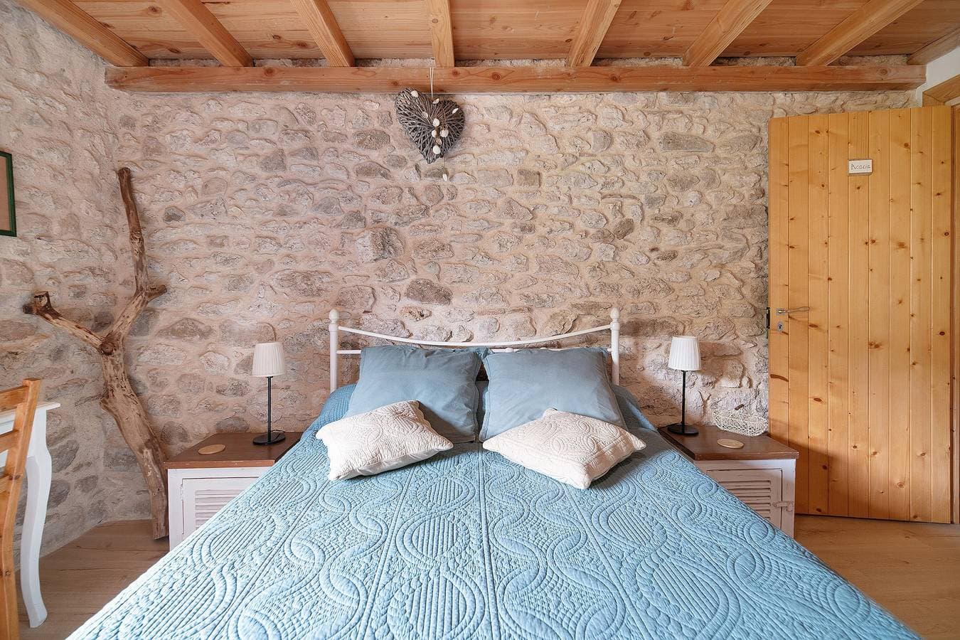 Foto 10 von 25: Gästezimmer Acacia mit gemeinsamer Terrasse und Garten