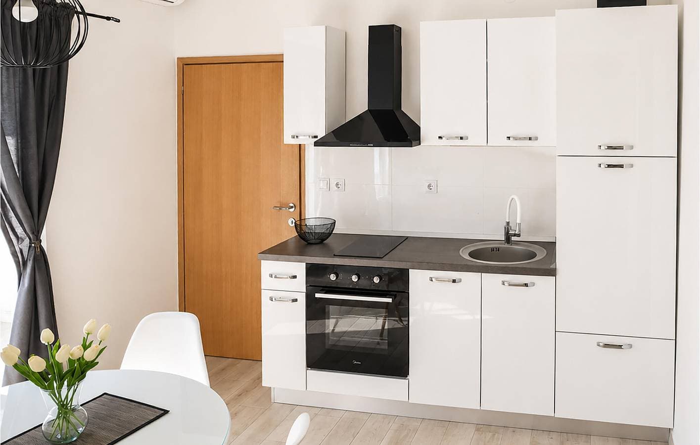 Foto 7 von 23: Gemütlich, 2 km von der Küste entfernt: WLAN, Klimaanlage, Parkplatz, Terrasse und Küche!