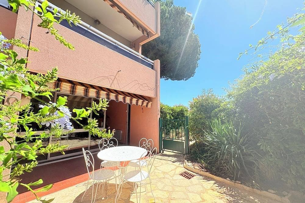 Apartment residence- terrace- parking- 10 min walk from the Sablettes beach 1