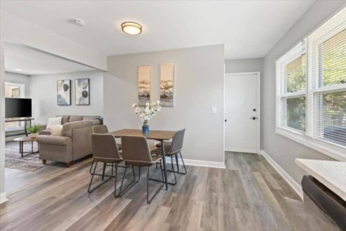 Foto 7 von 22: Comfy King bed Free Wi-Fi Home in Des Plaines