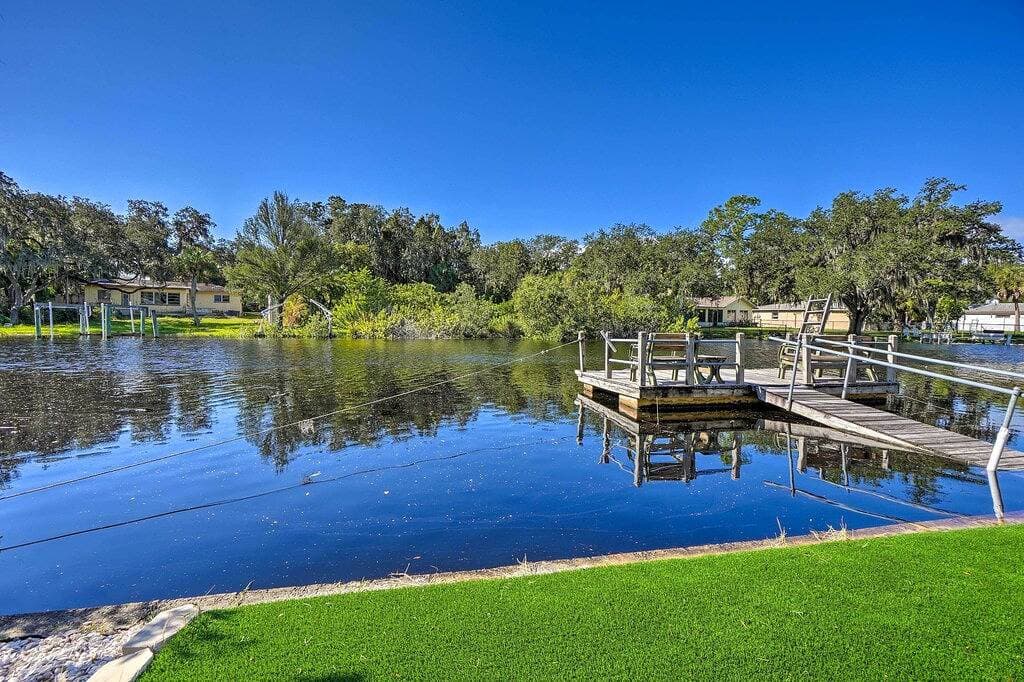 Foto 2 von 32: Riverfront Home w/ Putting Green & Boat Dock!