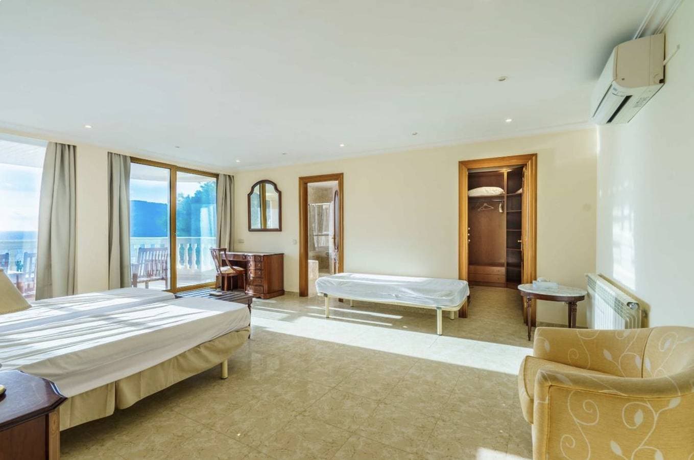 Foto 13 von 27: Villa Camp De Mar Sea View by PriorityVillas