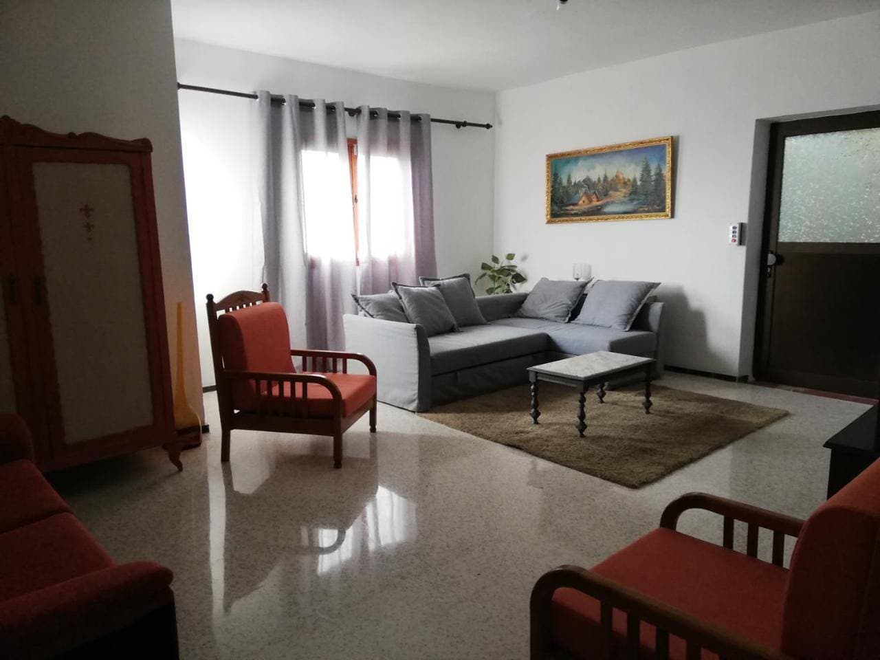 Foto 13 von 16: Three-Bedroom Apartment with Mountain View