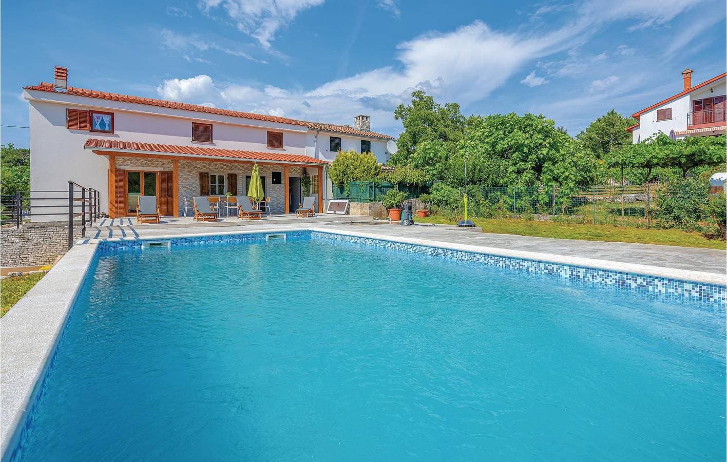 Gemütliche 2-Zimmer-Wohnung mit Pool, WLAN und in der Nähe des Stadtzentrums 1