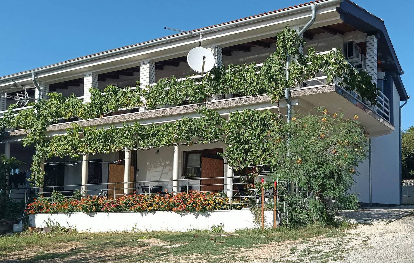 Apartment am Meer mit Terrasse, WLAN und Parkplatz in der Nähe von Novigradsko Mehr 1