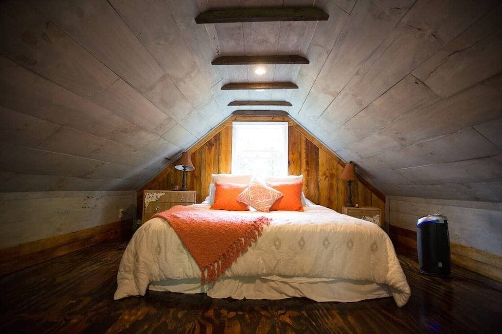 Foto 8 von 19: Tranquil Treehouse Cottage, King Bed, River View