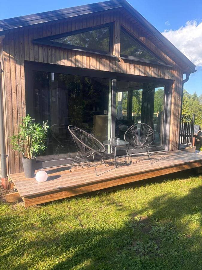 Stuga med spabad närhet till sjön Örlen 1