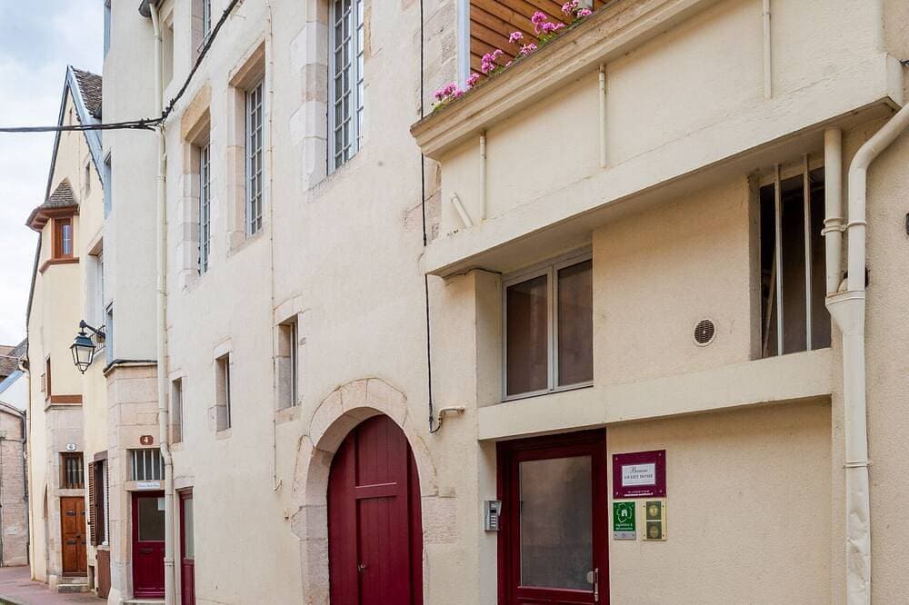 Foto 10 von 22: Beaune Allerey-Apartment-Eigenes Badezimmer-Stadtblick
