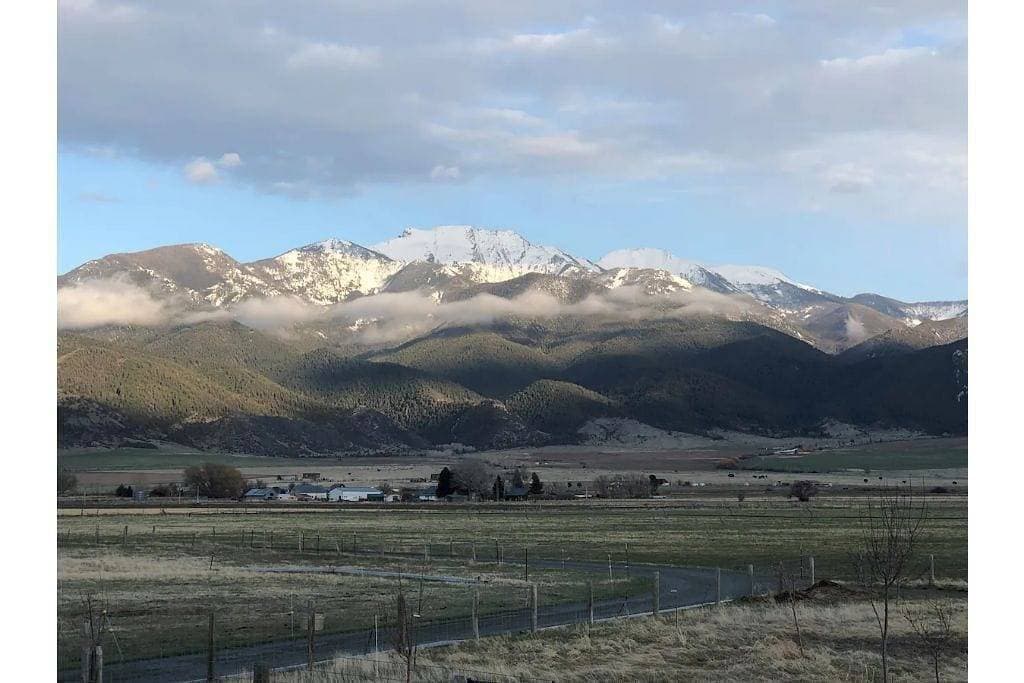 Foto 10 von 28: Off-grid tiny home in apple orchard with million-dollar mountain views!