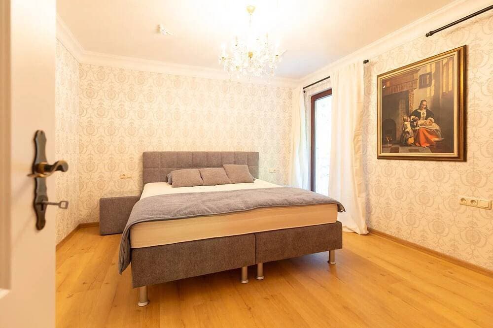 Foto 3 von 18: Ferienwohnung 'Romantik im Schloss' mit Bergblick