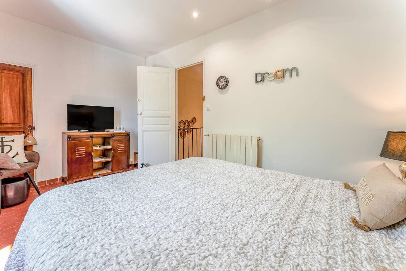 Foto 6 von 21: Gästezimmer „Aux Portes Des Alpilles“ mit Gemeinschaftspool, WLAN und Klimaanlage