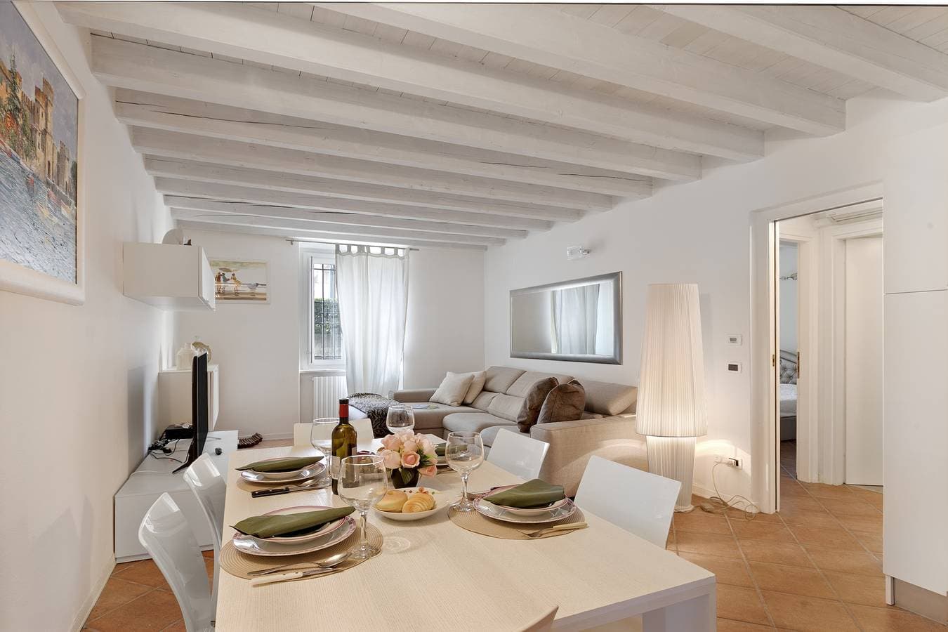 Foto 5 von 27: Magnolia House: Sirmione Apt for 4 with Shared Pool